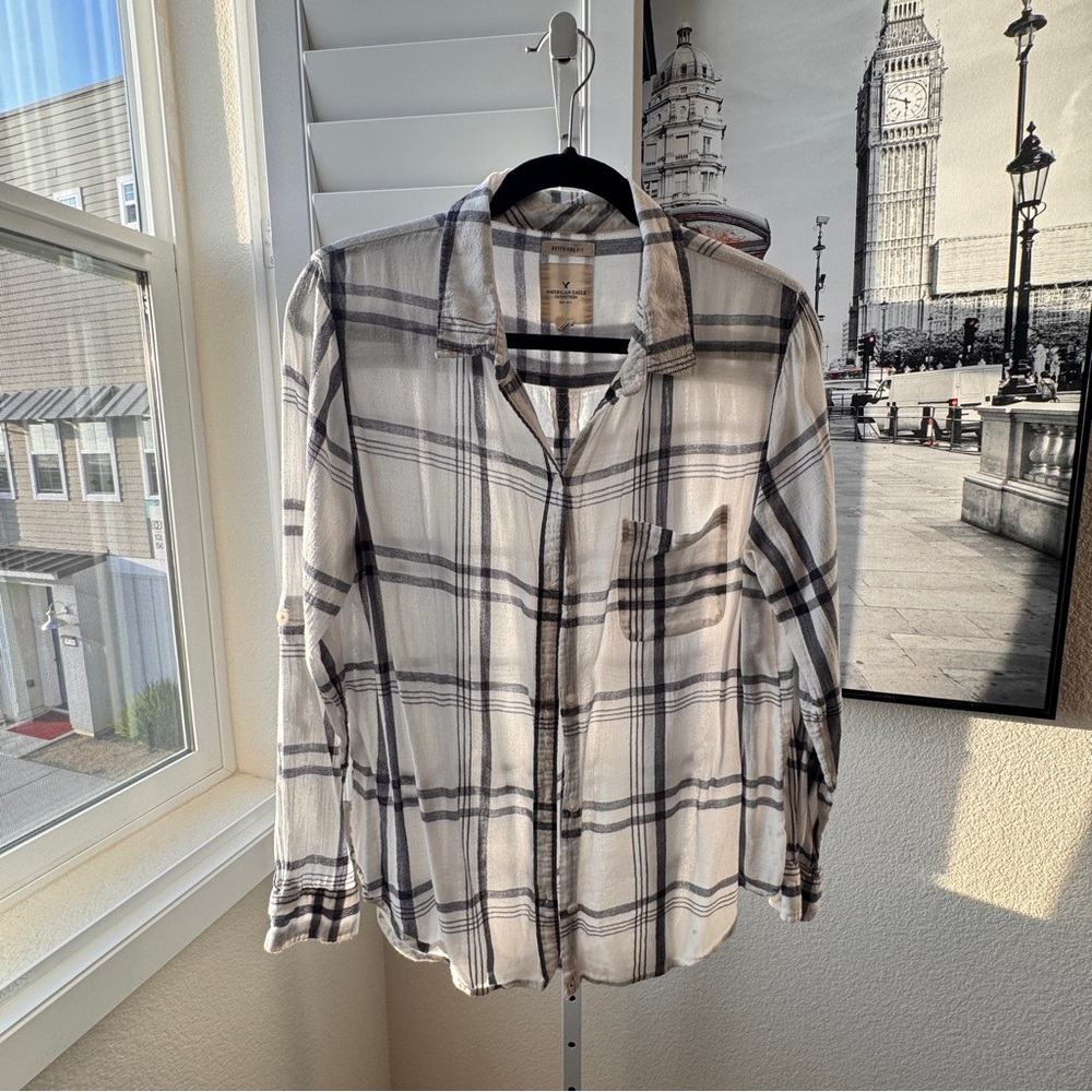 American Eagle. Women's Classic Plaid Button Down Shirt